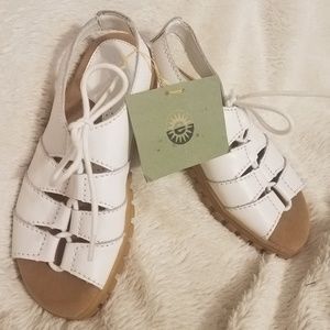 Earth Shoe Sassy white leather lace up sandals